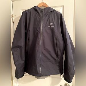 Arc’teryx men’s raincoat. Like new.